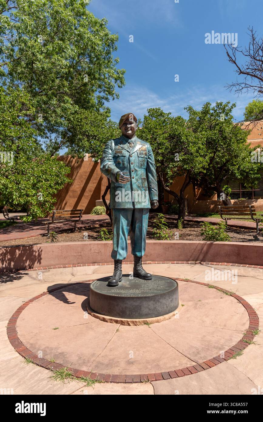9 Fuß hohe Bronze- und Edelstahlstatue von Leroy A. Petty, Empfänger der Ehrenmedaille und gebürtiger Einwohner von Santa Fe, Santa Fe, New Mexico, USA. Stockfoto