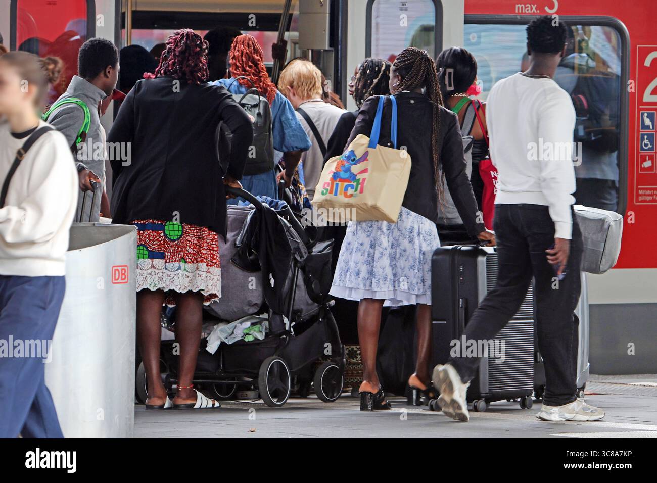 Hauptbahnhöfe und Wartezeit Reisende aus dem Ausland am Hauptbahnhof von Gelsenkirchen während Verspätungen und Zugausfall bei dem Versuch einen Sitzplatz mit ihrem Gepäck zu finden. Gelsenkirchen Nordrhein-Westfalen Deutschland *** Hauptbahnhöfe und Wartezeiten Reisende aus dem Ausland am Gelsenkirchener Hauptbahnhof bei Verspätungen und Zugausfällen versuchen, mit ihrem Gepäck einen Sitzplatz zu finden Gelsenkirchen Nordrhein-Westfalen Deutschland Stockfoto