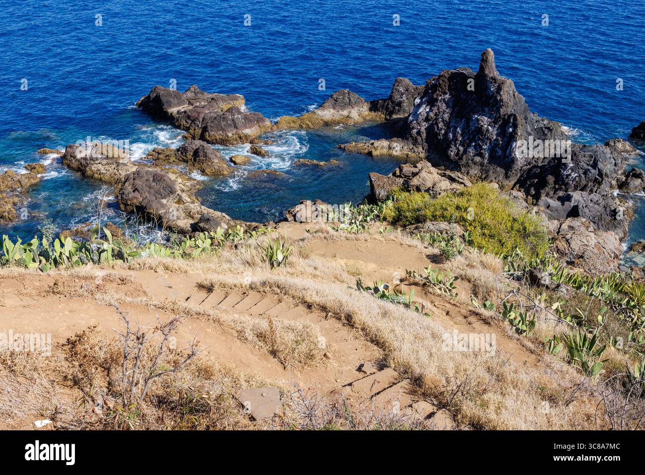 Natürliche vulkanische Pools mit Meereswasser auf der Insel Madeira, Portugal. Steintreppen zum vulkanischen Pool. Hochwertige Fotos Stockfoto