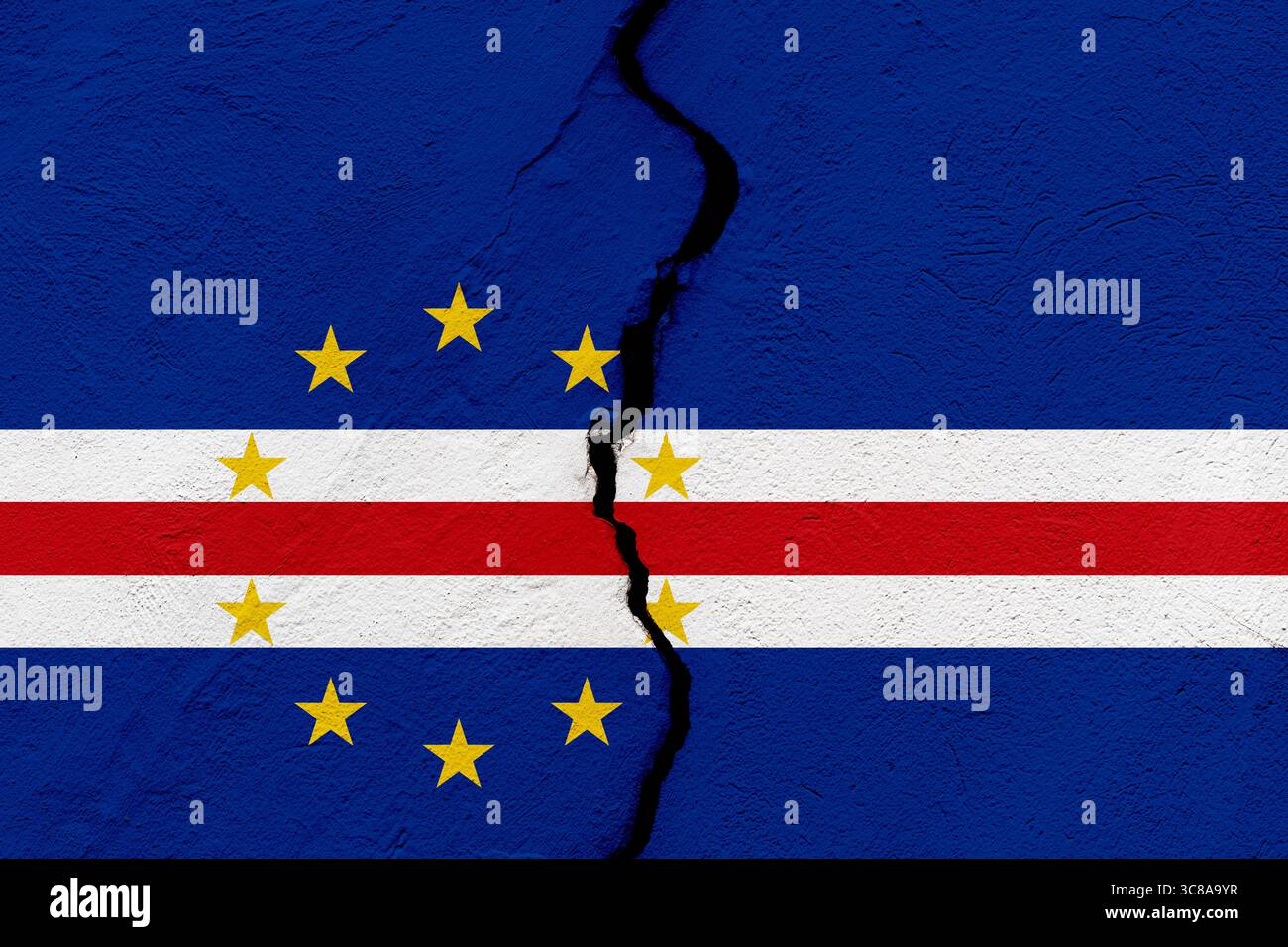 Die Flagge der Republik Cabo Verde in eine zerrissene Mauer. Geopolitik und Naturkatastrophen-Konzept Stockfoto