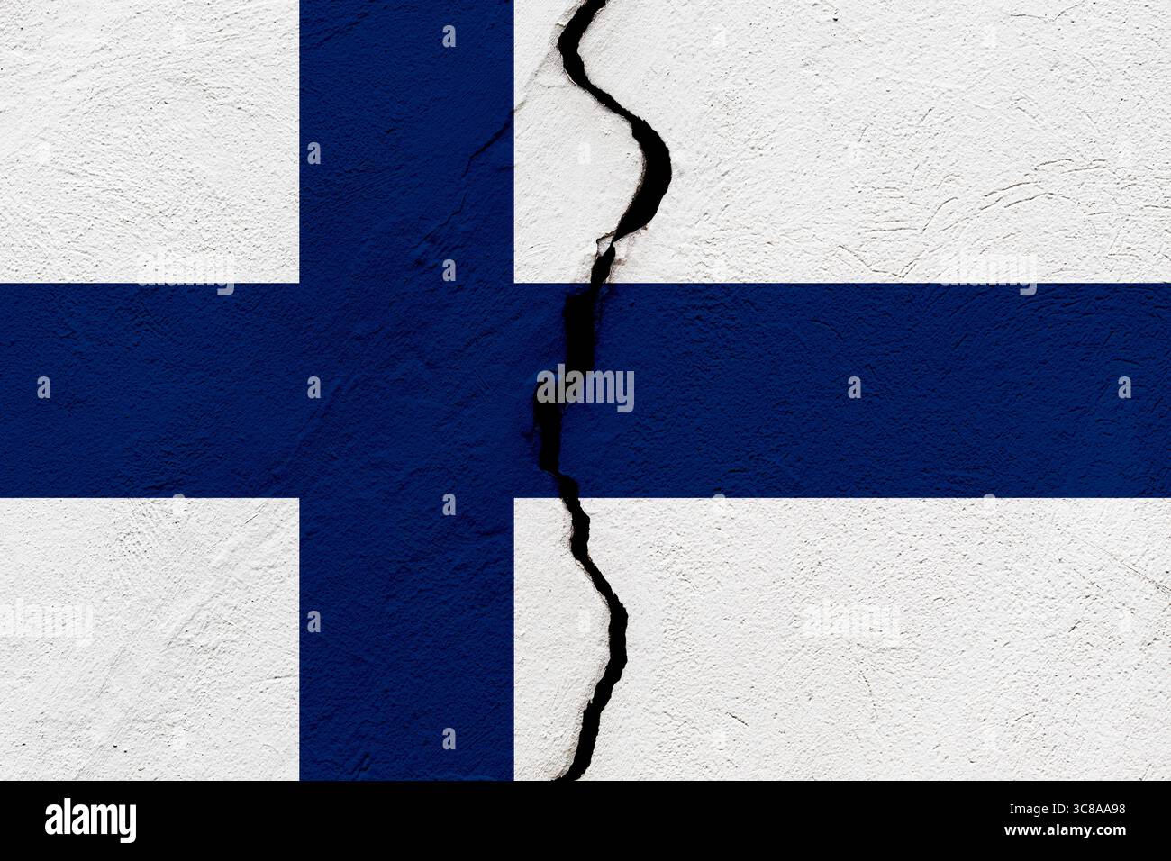 Die Flagge der Republik Finnland in eine zerrissene Mauer. Geopolitik und Naturkatastrophen-Konzept Stockfoto