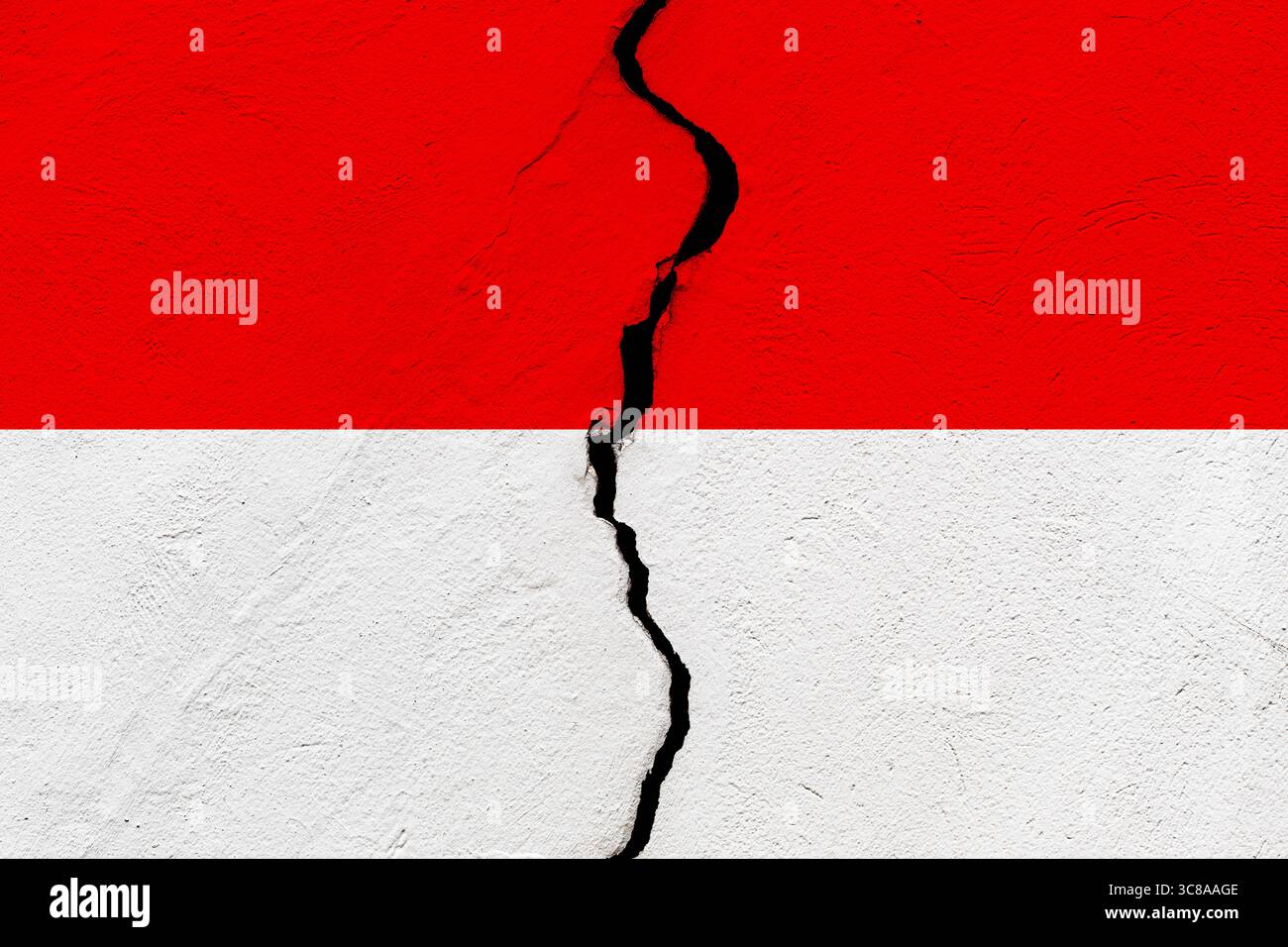 Die Flagge der Republik Indonesien in eine zerrissene Mauer. Geopolitik und Naturkatastrophen-Konzept Stockfoto
