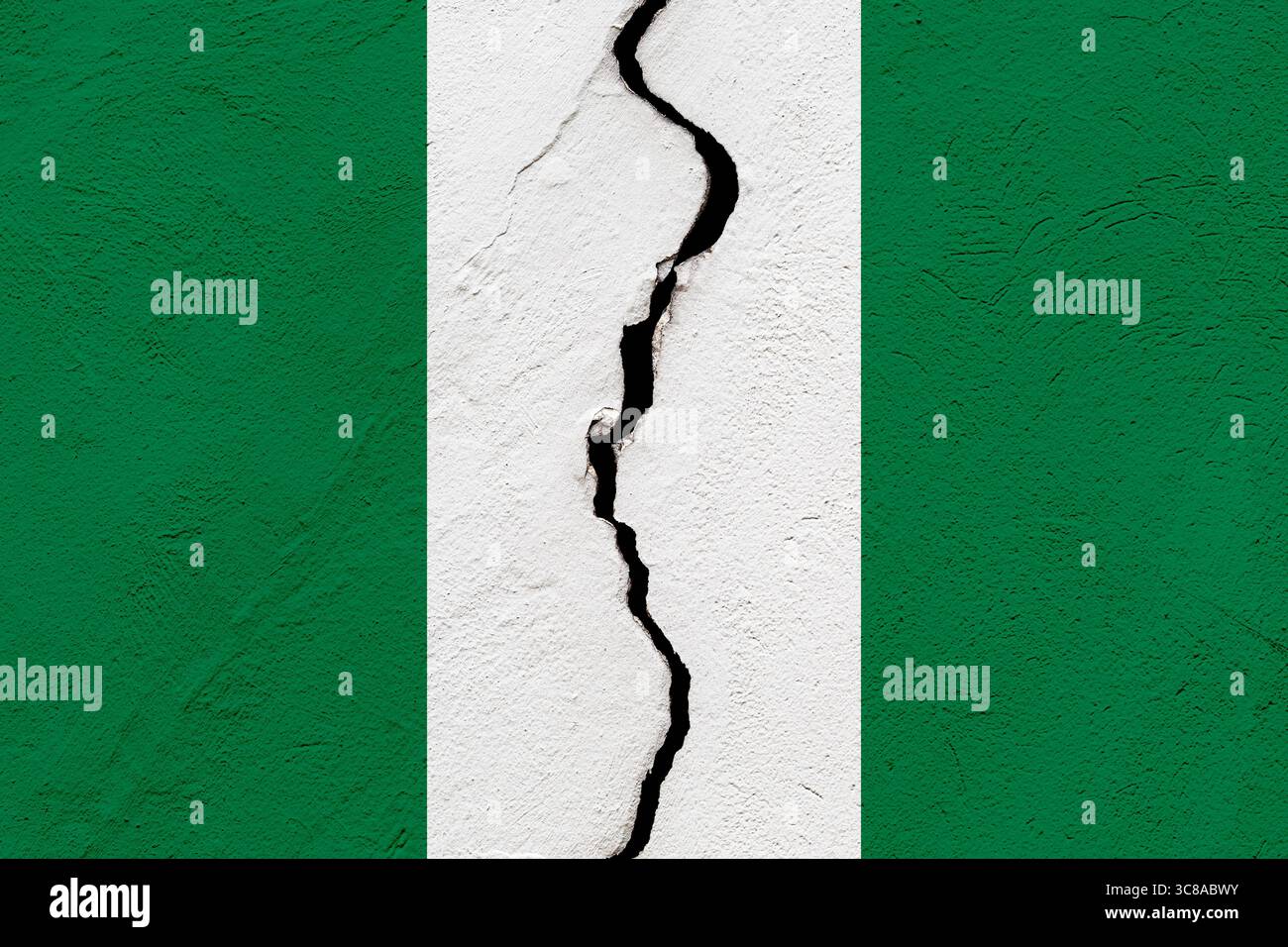 Die Flagge der Bundesrepublik Nigeria in eine zerrissene Mauer. Geopolitik und Naturkatastrophen-Konzept Stockfoto