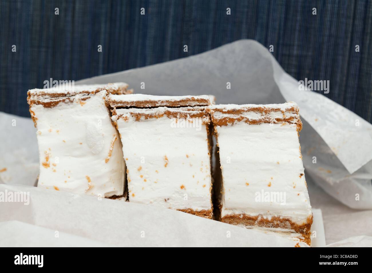 Milhojas, Nachtisch aus Blätterteig, gefüllt mit Meringue Stockfoto