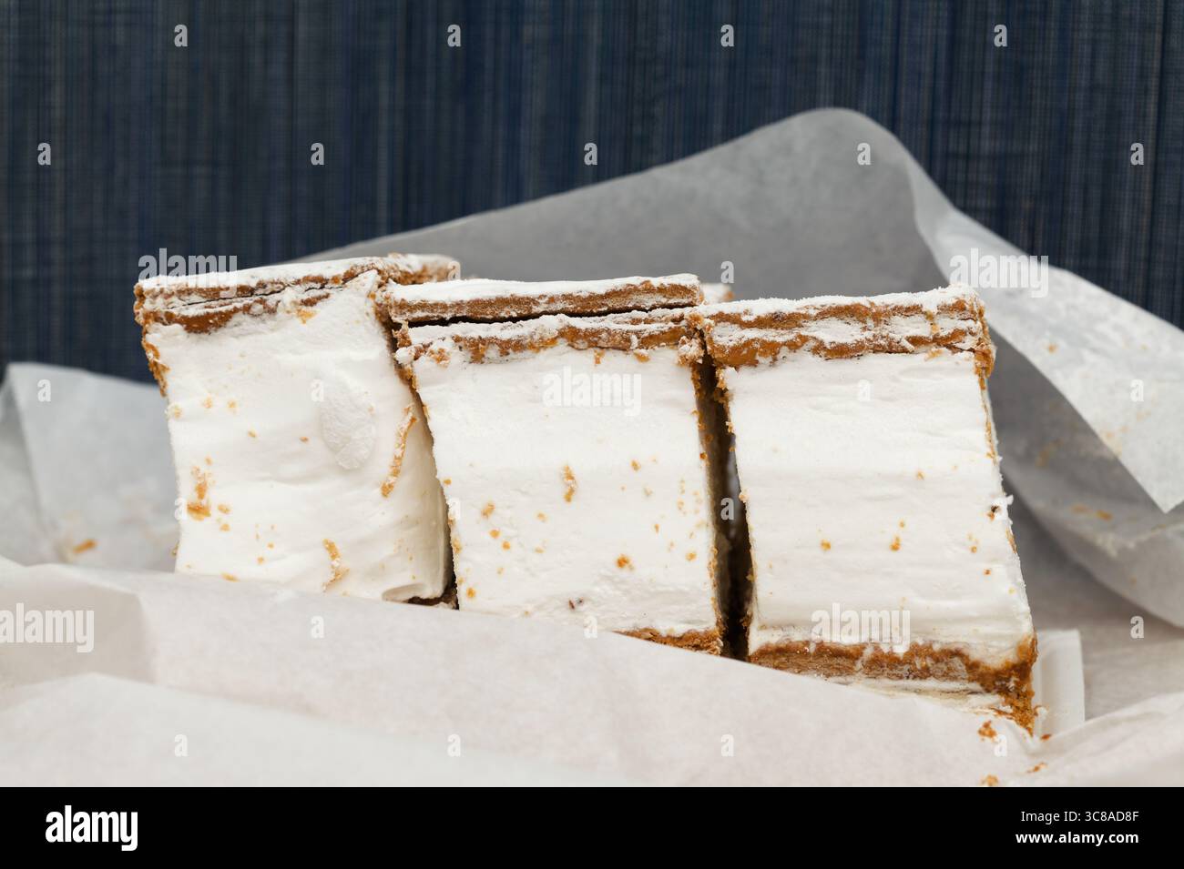 Milhojas, Nachtisch aus Blätterteig, gefüllt mit Meringue Stockfoto