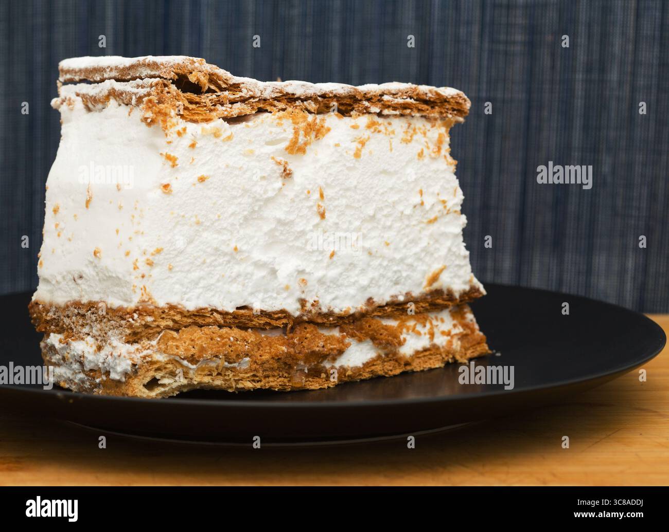 Milhojas, Nachtisch aus Blätterteig, gefüllt mit Meringue Stockfoto