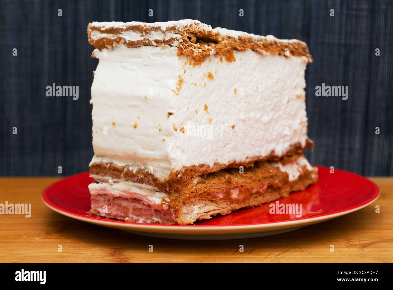 Milhojas, Nachtisch aus Blätterteig, gefüllt mit Meringue Stockfoto