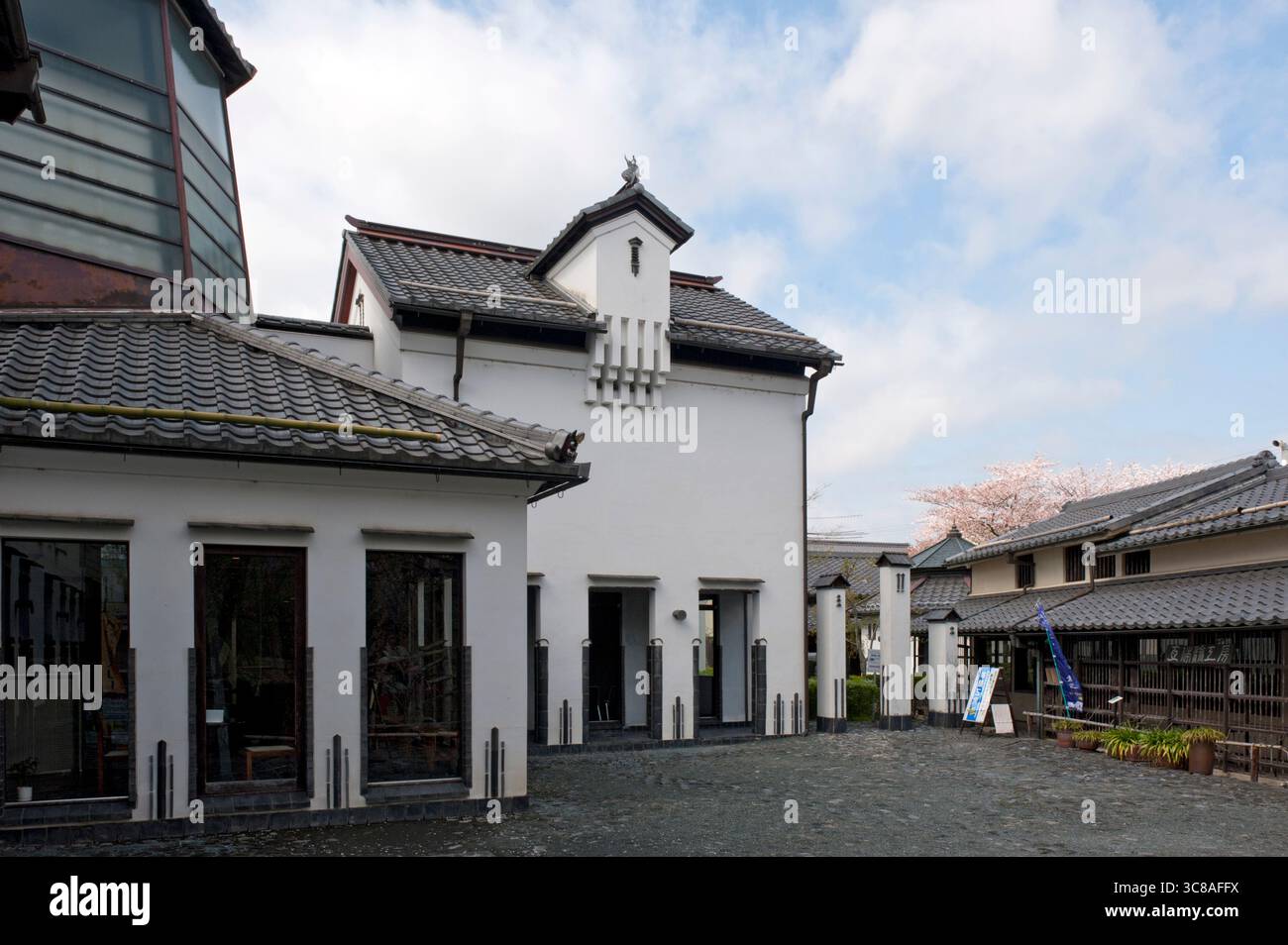 Das Omihachiman City Kawara Museum (近江八幡市立かわらミュージアム), eine einzigartige Ausstellung von „Kawara“ (japanische Porzellan-Dachziegel) in Omihachiman, Shiga, Japan. Stockfoto