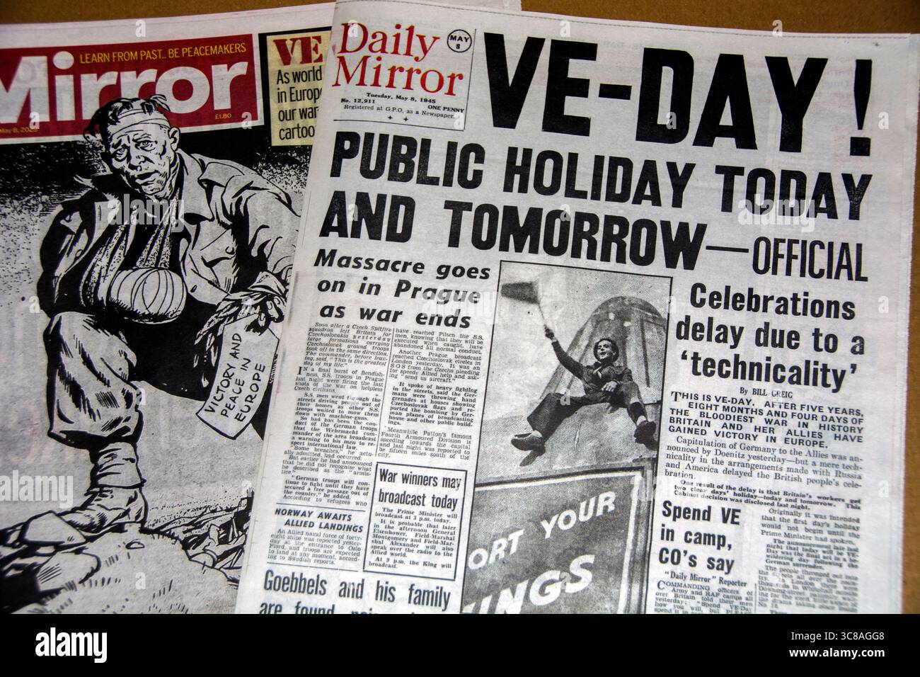 Archivbildzeitung (Vorderseite) vom 08. Mai 1945 (Faksimile), die zum 80. Jahrestag des VE Day nachgedruckt wird, und kostenlos mit Ausgabe 08. Mai 2025 Stockfoto