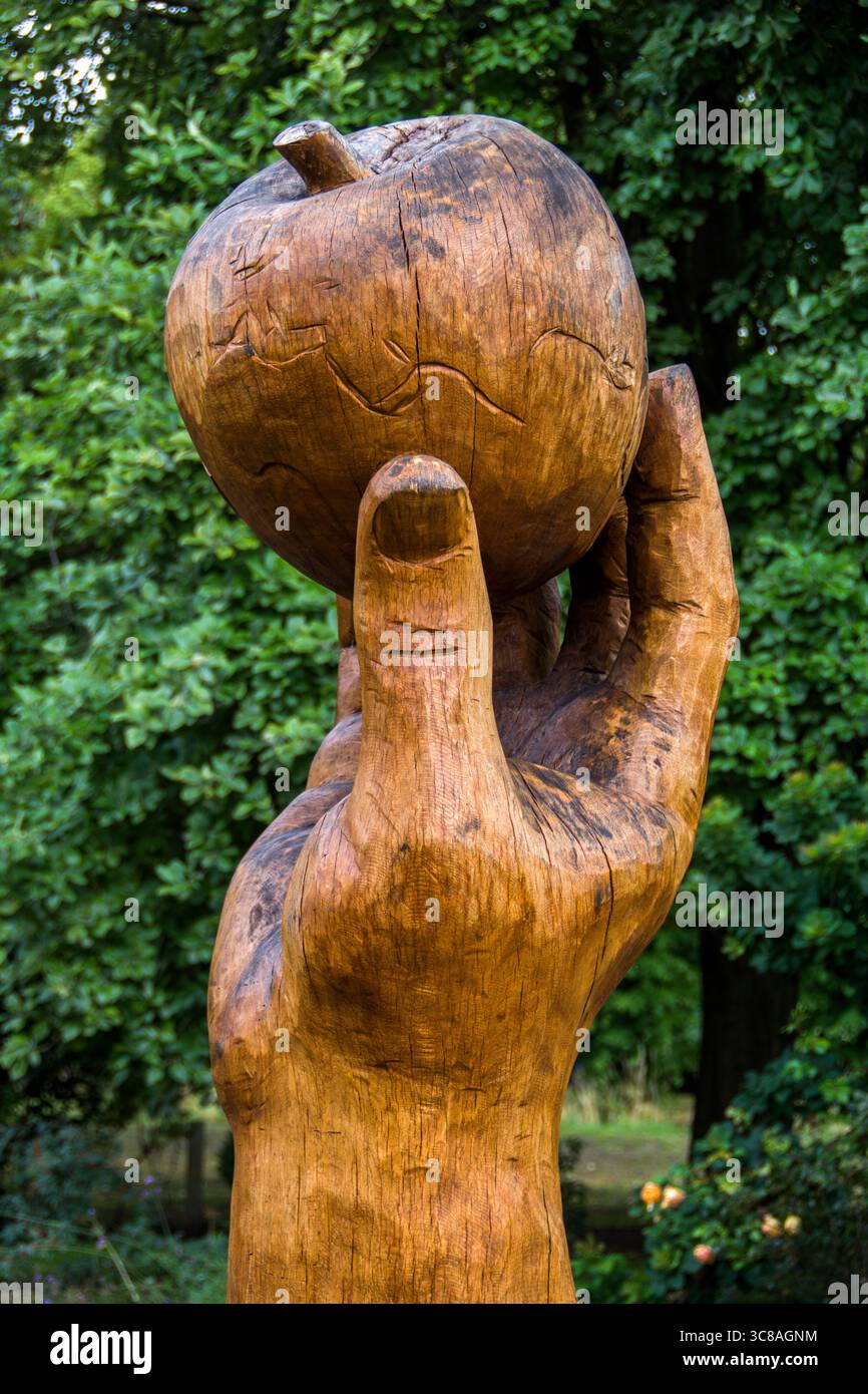 Skulptur von Isaacs Apfel von Nigel Sardeson, in Nahaufnahme Stockfoto