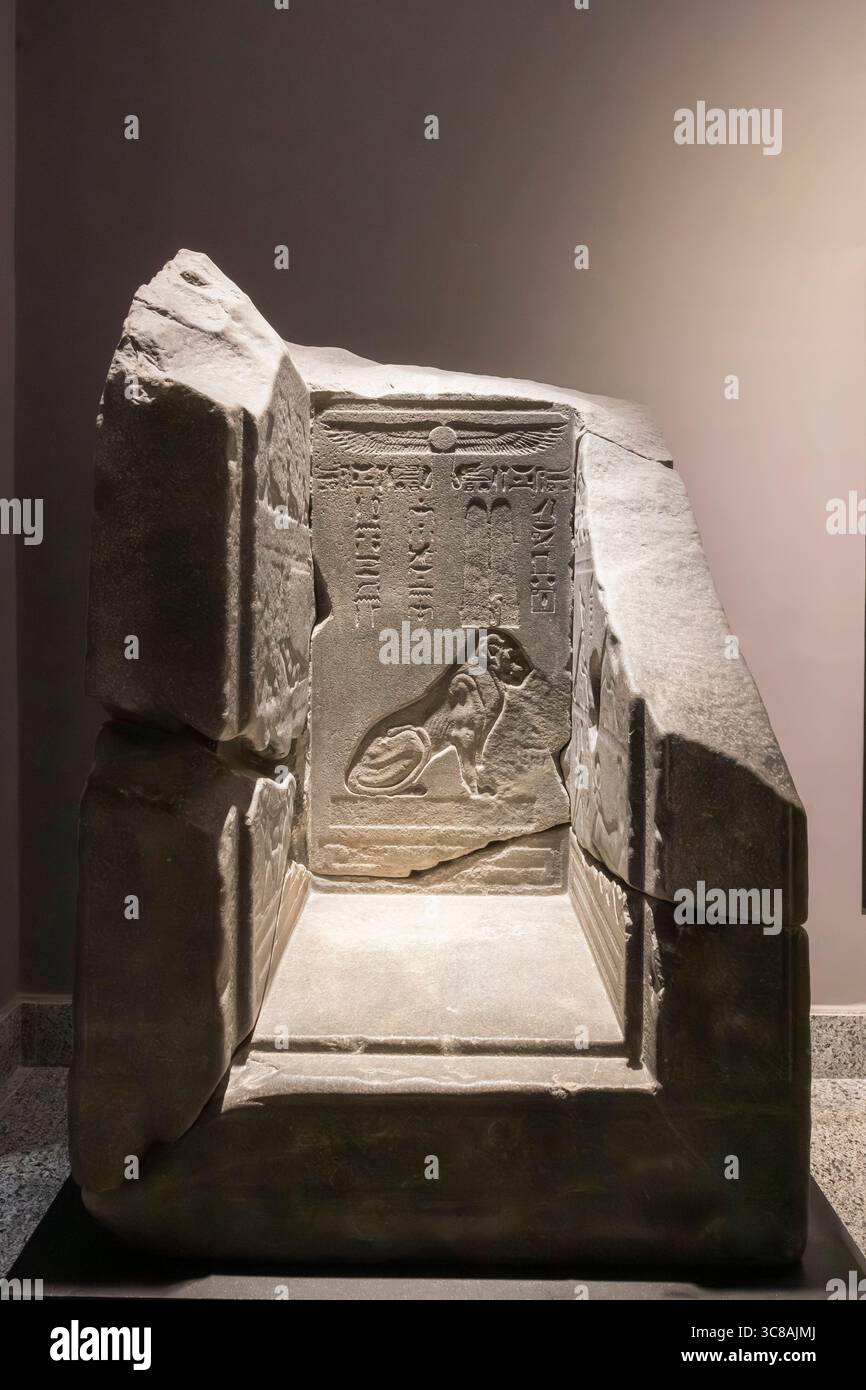 Griechisch-römisches Museum, stellt Teil eines Sarkophags mit einer Hieroglypheninschrift dar, Alexandria, Ägypten, Nordafrika, Afrika Stockfoto