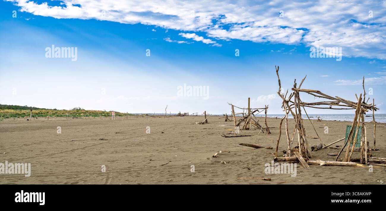 Porto Caleri Strand kurz nach dem Regen an einem Sommernachmittag, Rosolina Mare, Provinz Rovigo, Veneto, Italien. Stockfoto