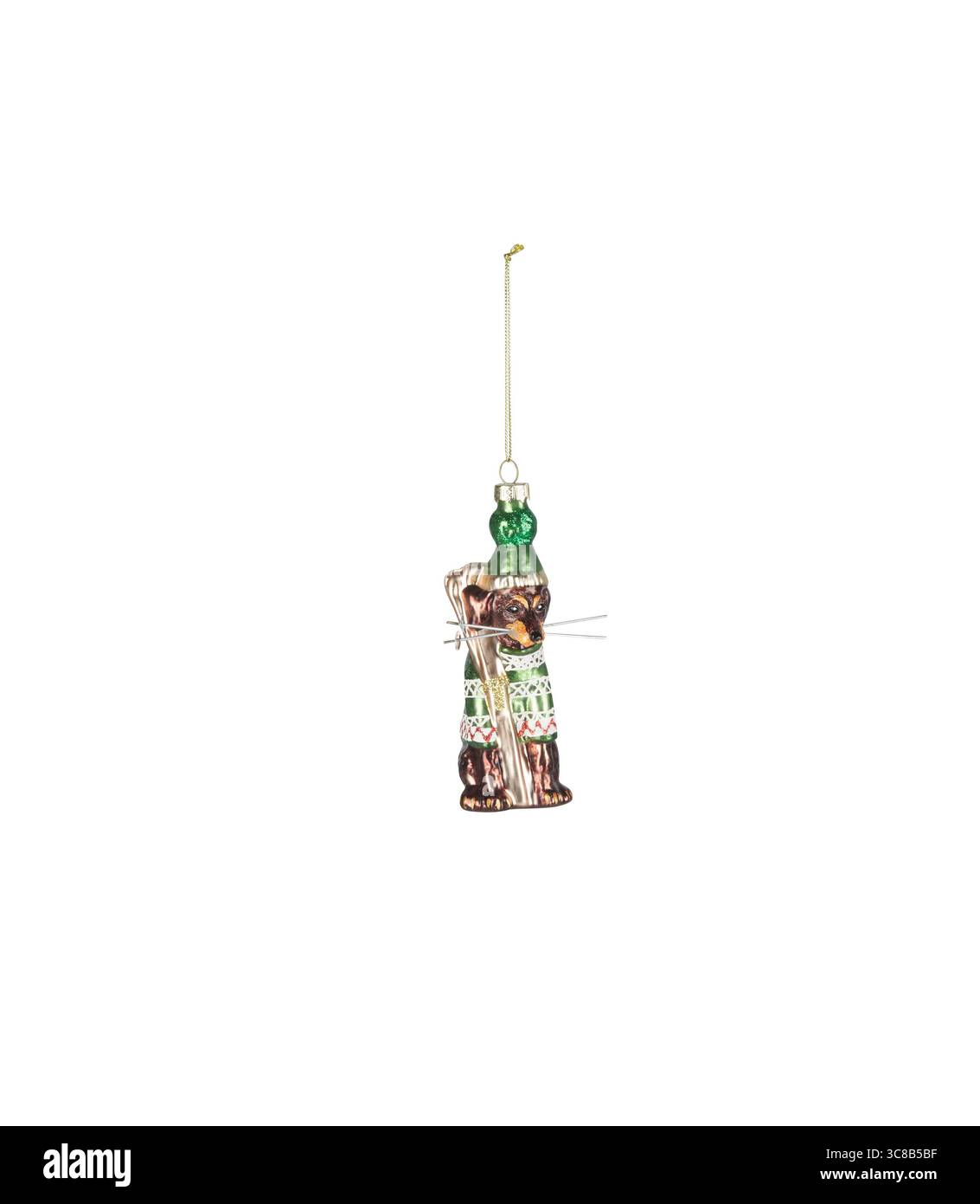 Weihnachtsschmuck Grüner Hut Hund Puppe Skifahren Schnee isolierter Natur Hintergrund mit Schneideweg Stockfoto