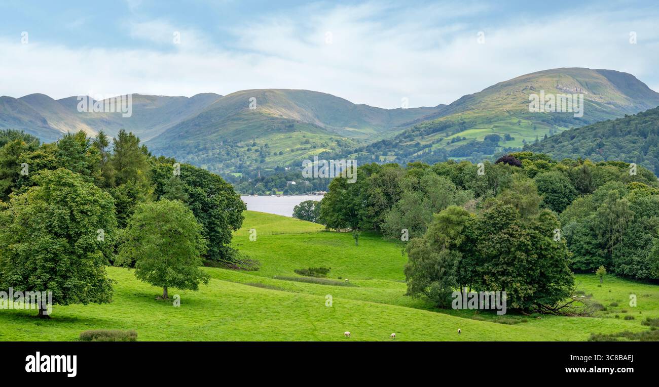 Blick auf Lake Windermere von Wray Castle, Cumbria, England Stockfoto