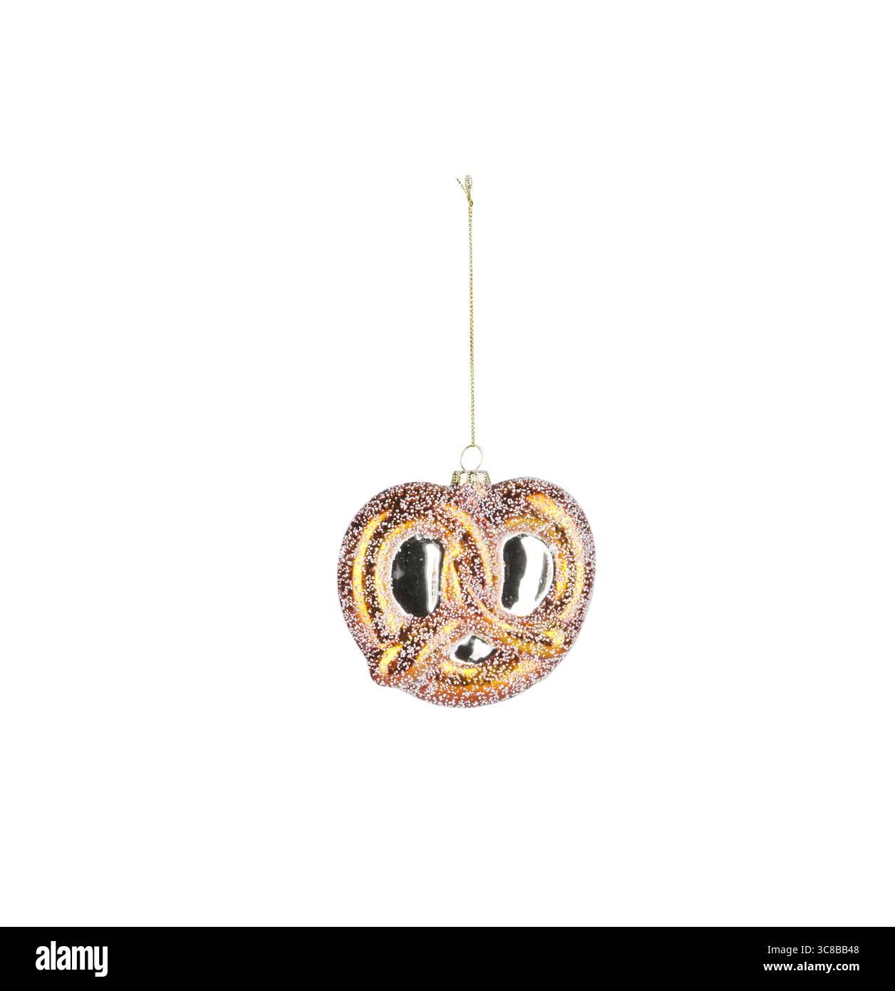 Weihnachtsschmuck, verdrehte Cookies mit Schnur hängen isolierten Naturhintergrund mit Beschneidungspfad Stockfoto