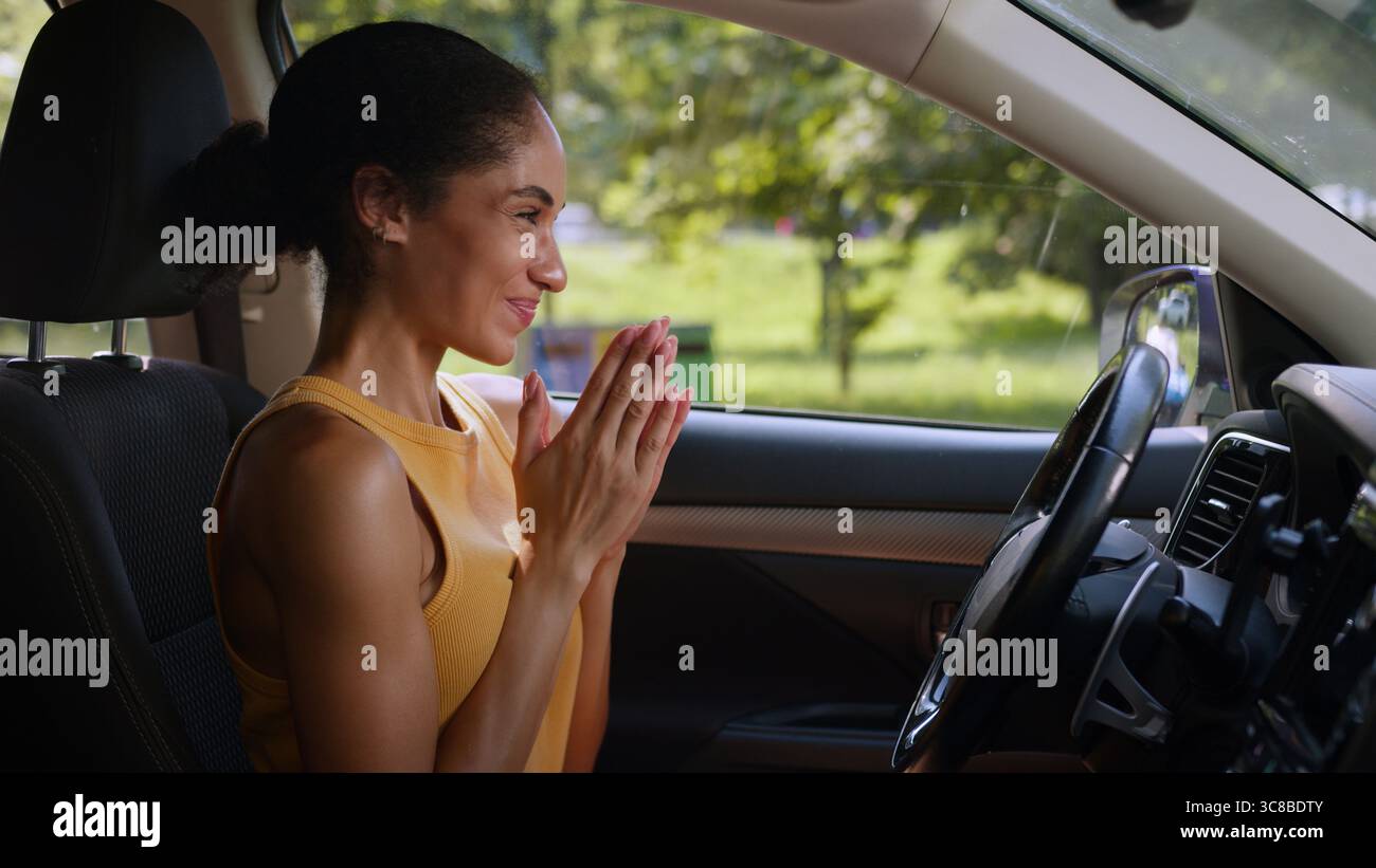 Glückliche afroamerikanische Frau Geschäftsfrau lächelnd klatschende Hände Fahrer weibliches Auto neues Auto genießen jubeln Gewinn Käufer Auto Stockfoto