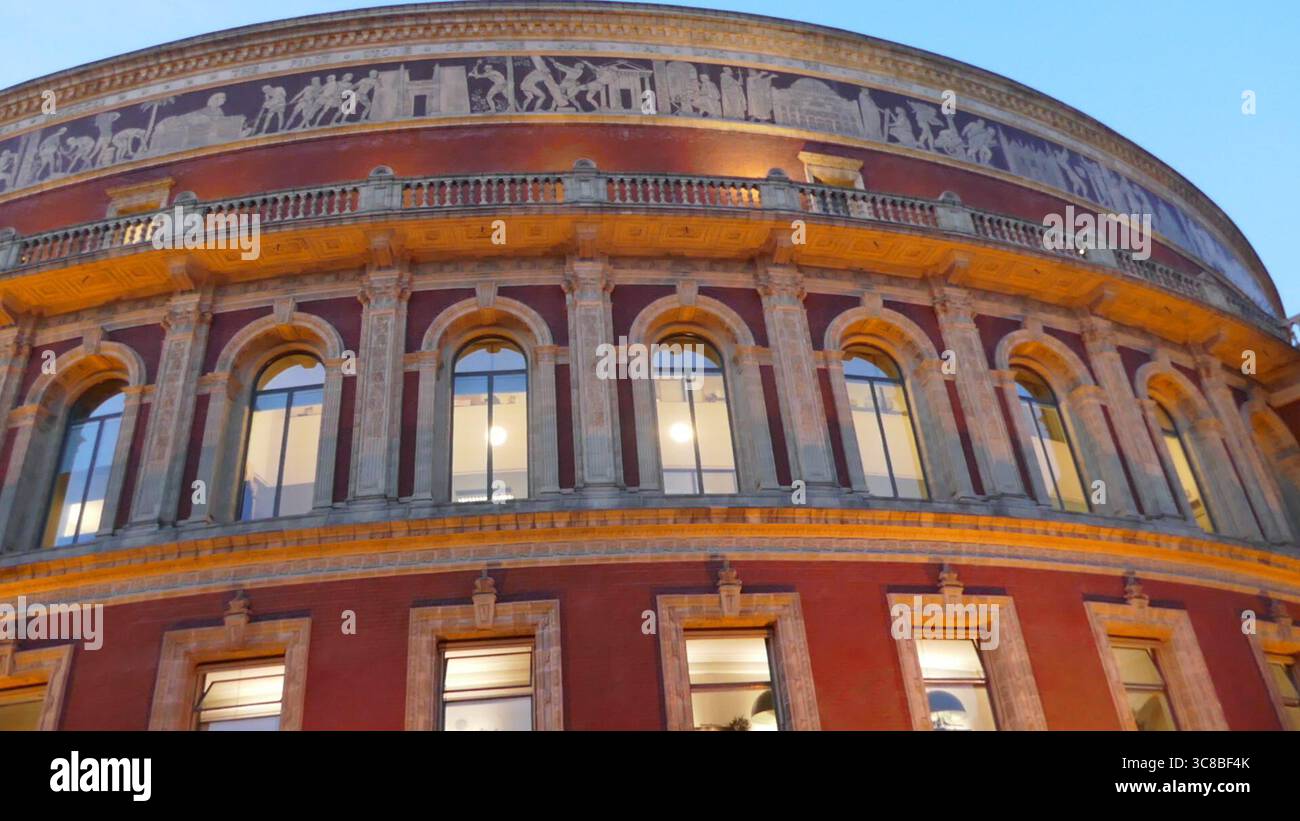 London, England, Vereinigtes Königreich 29. Mai 2025 Royal Albert Hall am 29. Mai 2025 in London, England, Vereinigtes Königreich. An diesem legendären Veranstaltungsort gab es Live-Konzerte von vielen Künstlern wie Annie Lennox, Kylie Minogue, Andrea Bocelli, Coldplay, Muse, k.d. lang, David Bowie, Brandi Carlile und Elton John, die Beatles, die Rolling Stones, Jimi Hendrix, Donna Summer, Pink Floyd, Frank Sinatra, Liza Minnelli, The Who, Led Zeppelin, Die Zimmerleute, Bob Dylan, Sting, Eric Clapton, Adele, Jay Z, die Mörder, Due Lipa, Gladys Knight, Dame Shirley Bassey, Nicole Scherzinger und viele mehr. Pho Stockfoto