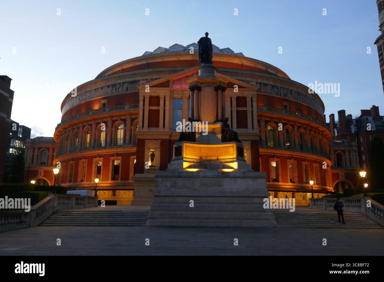 London, England, Vereinigtes Königreich 29. Mai 2025 Royal Albert Hall am 29. Mai 2025 in London, England, Vereinigtes Königreich. An diesem legendären Veranstaltungsort gab es Live-Konzerte von vielen Künstlern wie Annie Lennox, Kylie Minogue, Andrea Bocelli, Coldplay, Muse, k.d. lang, David Bowie, Brandi Carlile und Elton John, die Beatles, die Rolling Stones, Jimi Hendrix, Donna Summer, Pink Floyd, Frank Sinatra, Liza Minnelli, The Who, Led Zeppelin, Die Zimmerleute, Bob Dylan, Sting, Eric Clapton, Adele, Jay Z, die Mörder, Due Lipa, Gladys Knight, Dame Shirley Bassey, Nicole Scherzinger und viele mehr. Pho Stockfoto