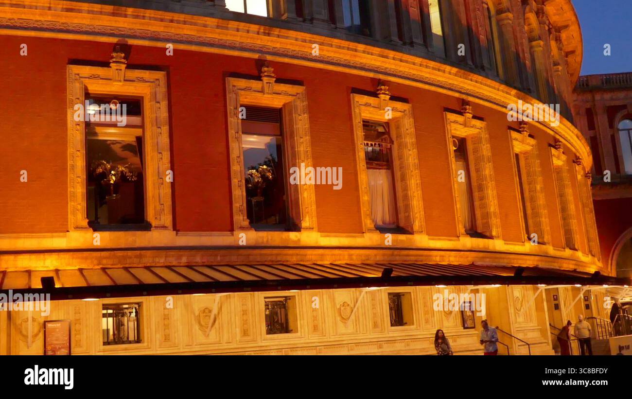 London, England, Vereinigtes Königreich 29. Mai 2025 Royal Albert Hall am 29. Mai 2025 in London, England, Vereinigtes Königreich. An diesem legendären Veranstaltungsort gab es Live-Konzerte von vielen Künstlern wie Annie Lennox, Kylie Minogue, Andrea Bocelli, Coldplay, Muse, k.d. lang, David Bowie, Brandi Carlile und Elton John, die Beatles, die Rolling Stones, Jimi Hendrix, Donna Summer, Pink Floyd, Frank Sinatra, Liza Minnelli, The Who, Led Zeppelin, Die Zimmerleute, Bob Dylan, Sting, Eric Clapton, Adele, Jay Z, die Mörder, Due Lipa, Gladys Knight, Dame Shirley Bassey, Nicole Scherzinger und viele mehr. Pho Stockfoto