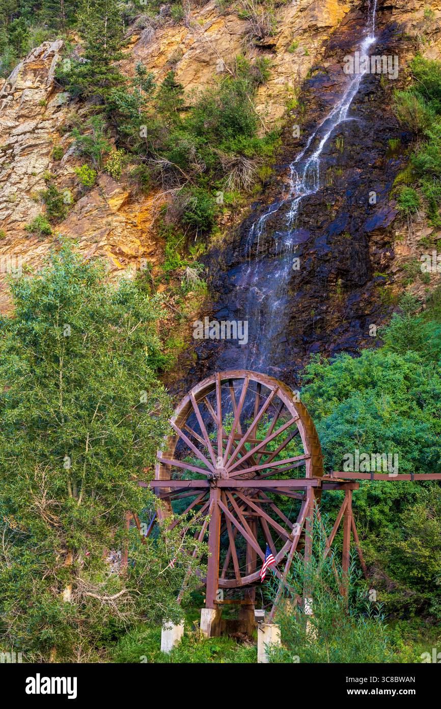 Wasserfall und Wasserrad in Idaho Springs, Colorado Stockfoto