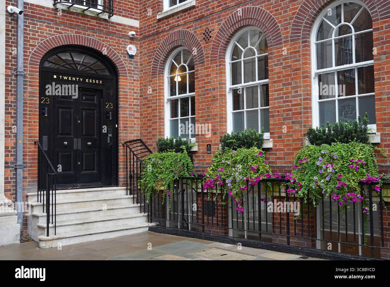 Flaches Bürogebäude in der Nähe des Londoner Tempelviertels mit Kammern führender Handelsbarrister Stockfoto