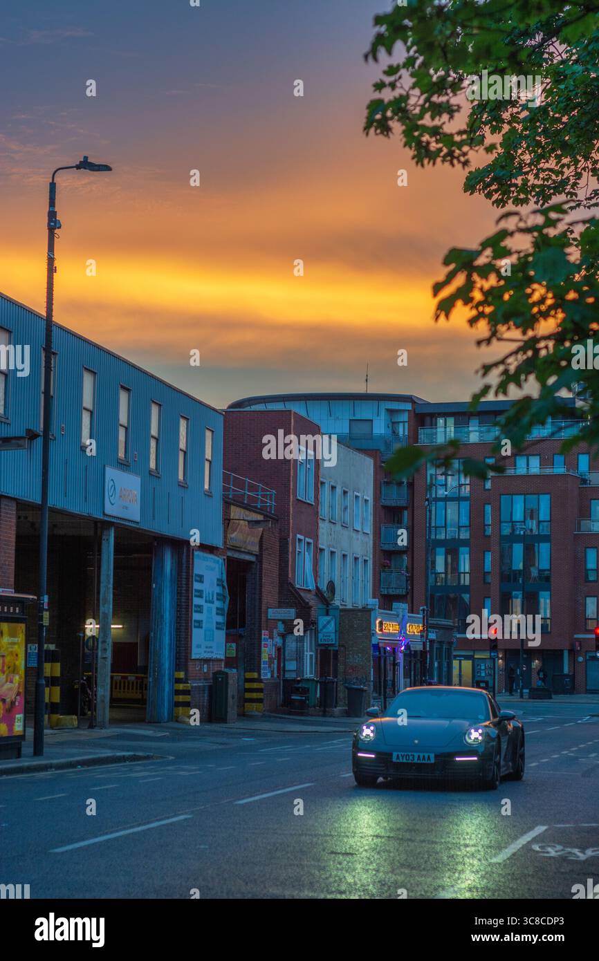 London, England, Großbritannien, 4. August 2025. Dramatischer Sonnenaufgang über dem Busbahnhof Tottenham vor einer vorhergesagten viertägigen Hitzewelle im August. Es wird erwartet, dass die Temperaturen in London und im Südosten vom 11. Bis 15. August über 30 °C steigen werden. Quelle: Flavia Brilli/Alamy Live News Stockfoto