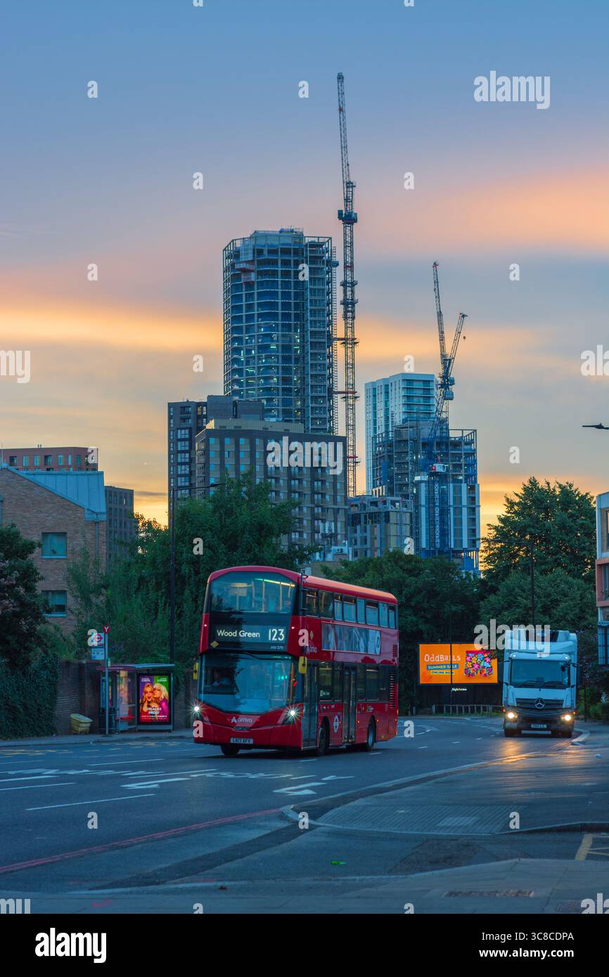 London, England, Großbritannien, 4. August 2025. Dramatischer Sonnenaufgang über der Skyline von Tottenham vor der vorhergesagten viertägigen Hitzewelle im August. Es wird erwartet, dass die Temperaturen in London und im Südosten vom 11. Bis 15. August über 30 °C steigen werden. Quelle: Flavia Brilli/Alamy Live News Stockfoto