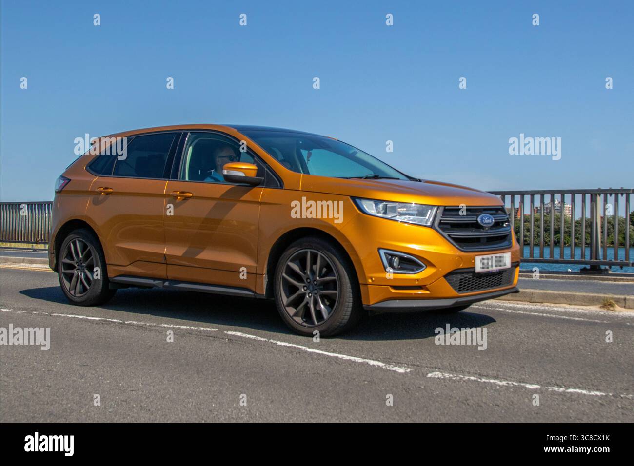 2016 Orange Ford Edge Sport TDCi 180 AWD Start/Stop Car Diesel SUV 1997 ccm; Fahrt auf der Küstenpromenade von Southport, Großbritannien Stockfoto