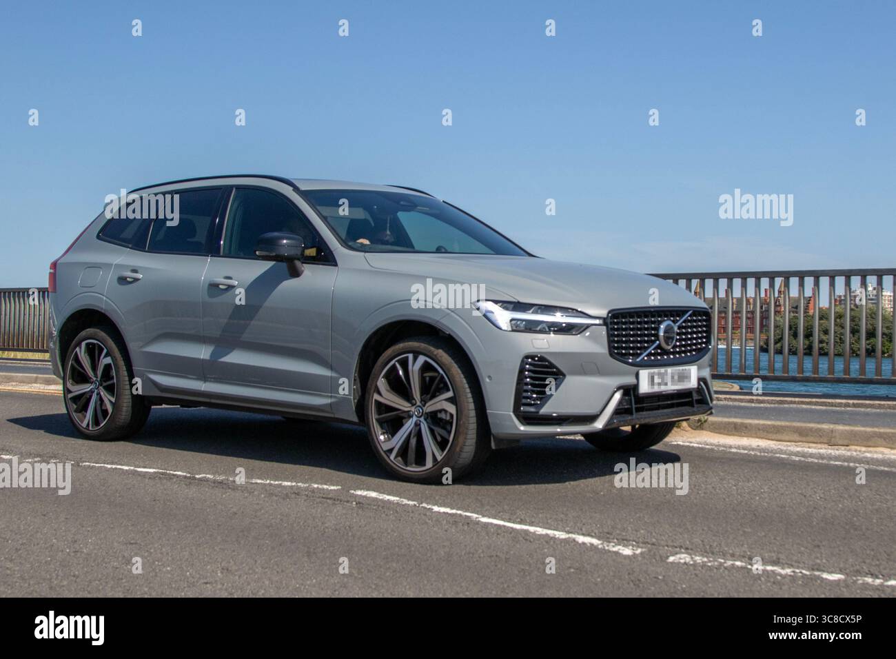 2024 Grau Volvo XC60 Ultimte T8 Recharge AWD A Recharge T8 455 310 + 145 AWD Twin Engine 18,8 kW PHEV Start/Stopp Car Hybrid-Elektrofahrzeug 1969 ccm; Fahrt auf der Küstenpromenade von Southport, Großbritannien Stockfoto