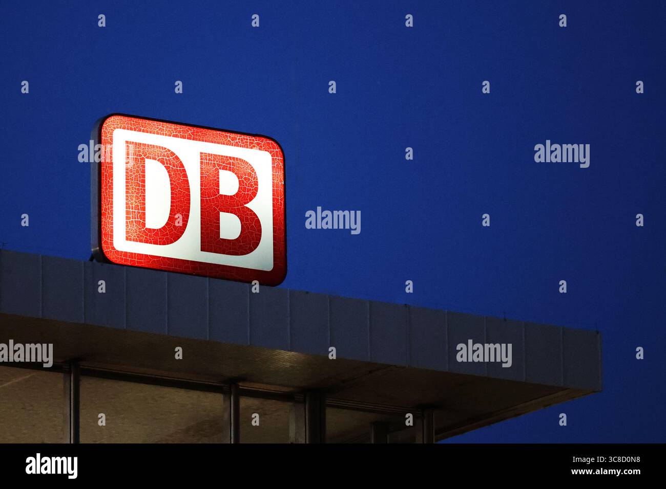 Die Deutsche Bahn beleuchtet die Nacht Stockfoto