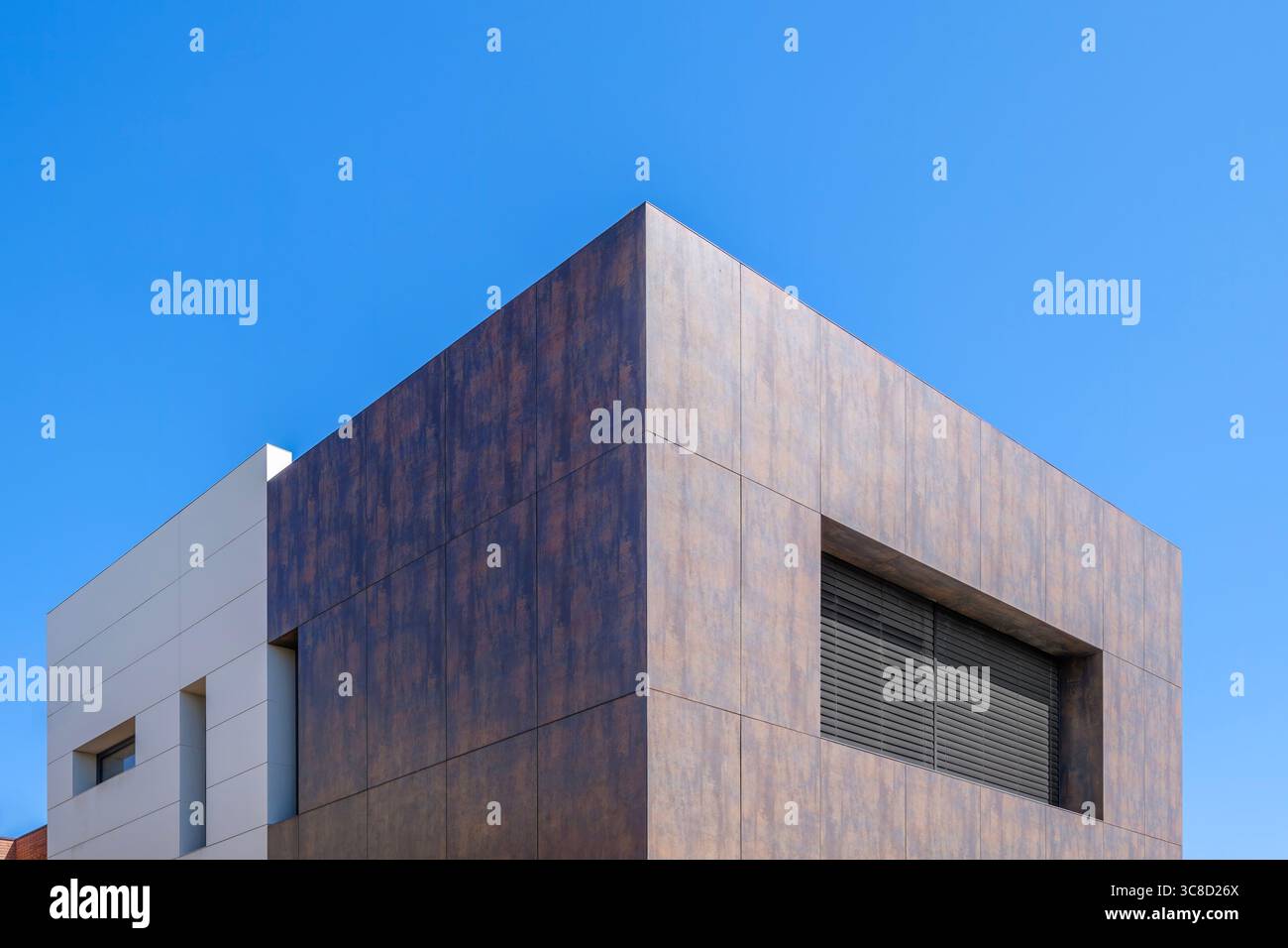 Nahaufnahme Moderner Architektonischer Details Mit Markanter Holzverkleidung Unter Blauem Himmel. Zeitgenössisches Design, geometrische Formen, Außenansicht des Gebäudes Stockfoto