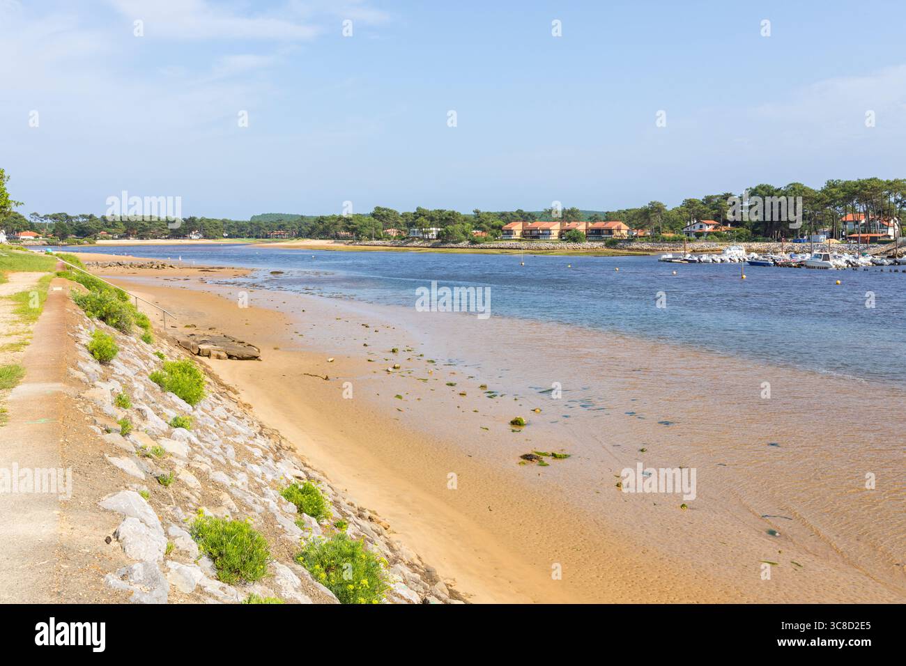 Strand und Yachthafen am Courant de Mimizan, einem Gezeitenfluss, der in den Golf von Biskaya im Badeort Mimizan-Plage führt Stockfoto