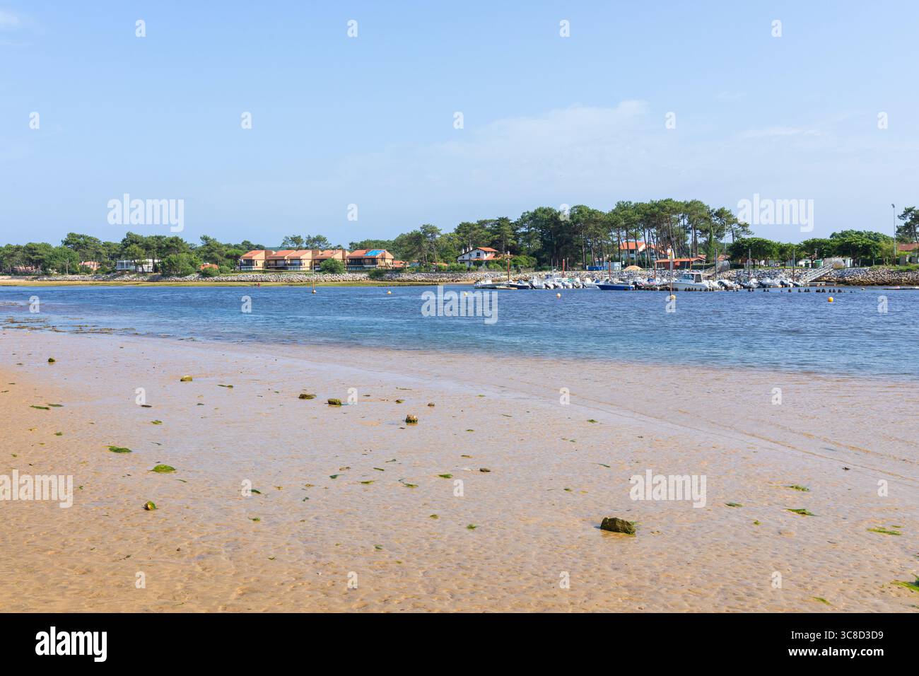 Strand und Yachthafen am Courant de Mimizan, einem Gezeitenfluss, der zur Biskaya bei Mimizan-Plage führt Stockfoto