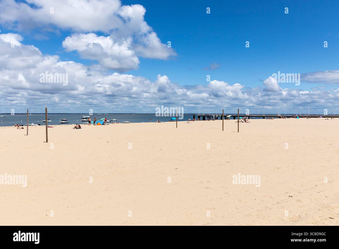 Strand in der Stadt Arcachon, Frankreich, Pier im Hintergrund Stockfoto