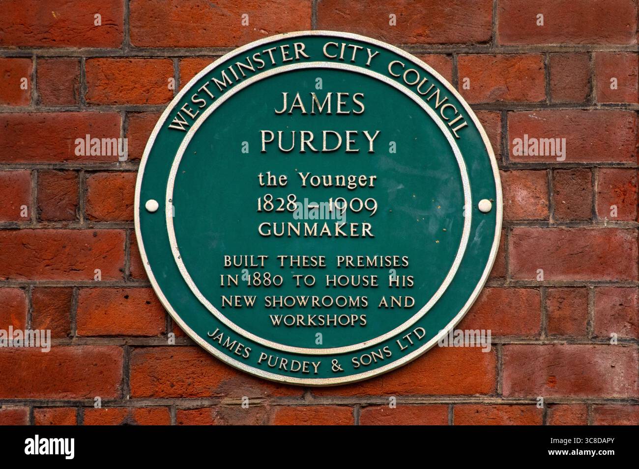 London, Großbritannien - 9. September 2024: Eine Gedenktafel an der South Audley Street in London, die den Ort markiert, an dem der Gunmaker James Purdey der Jüngere seine Showrooms baute Stockfoto