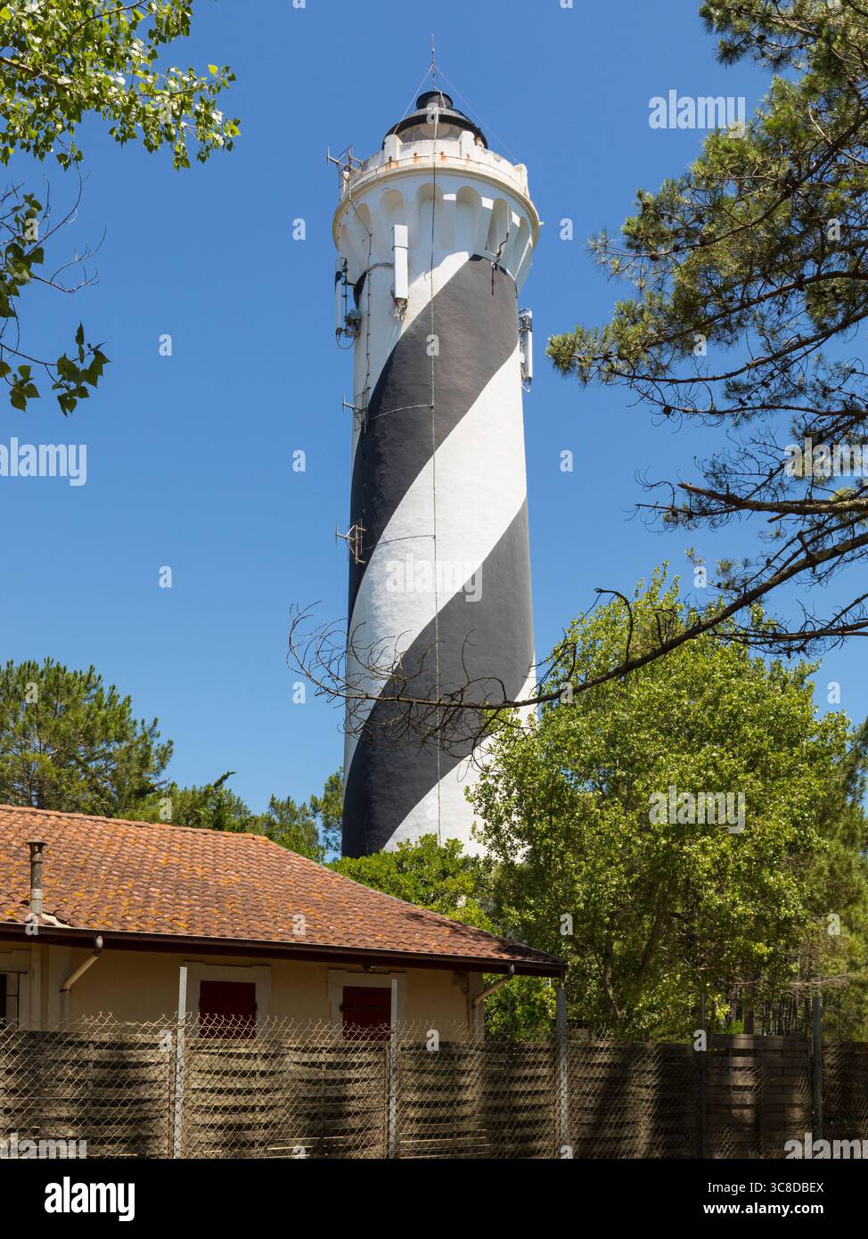 Leuchtturm von Contis-Plage an der Küste von Biskaya, Frankreich Stockfoto