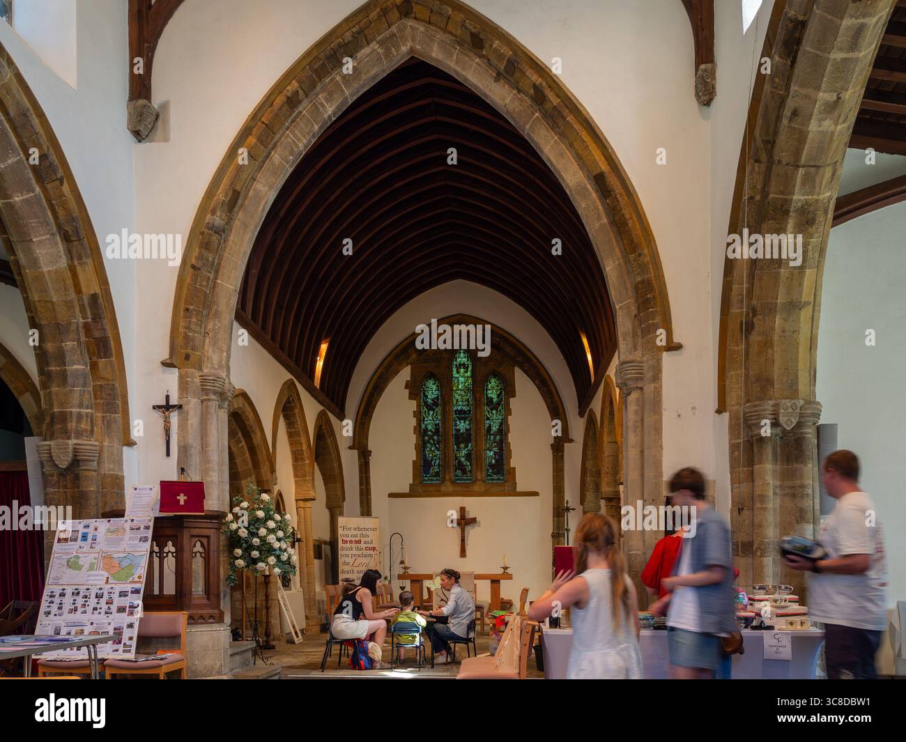 Im Inneren der Kirche St. Peter mit Besuchern der jährlichen Sommermesse in Cogenhoe Village, Northamptonshire, Großbritannien Stockfoto
