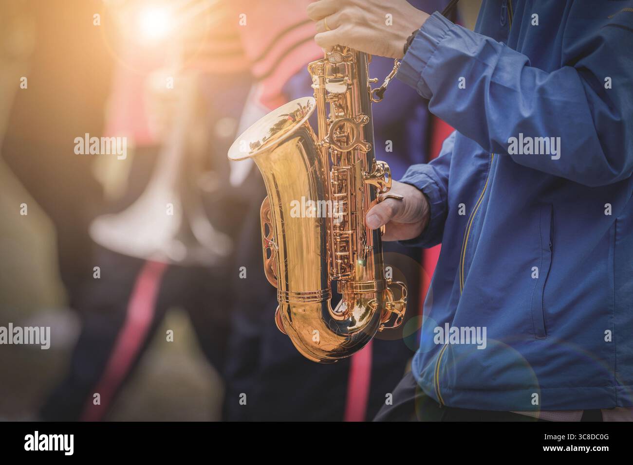 Musikinstrumente in einer Marschkapelle, Saxophon spielt Hände, Saxophon spielt Jazz. Altsaxophon, Musikinstrument, Nahaufnahme. Stockfoto