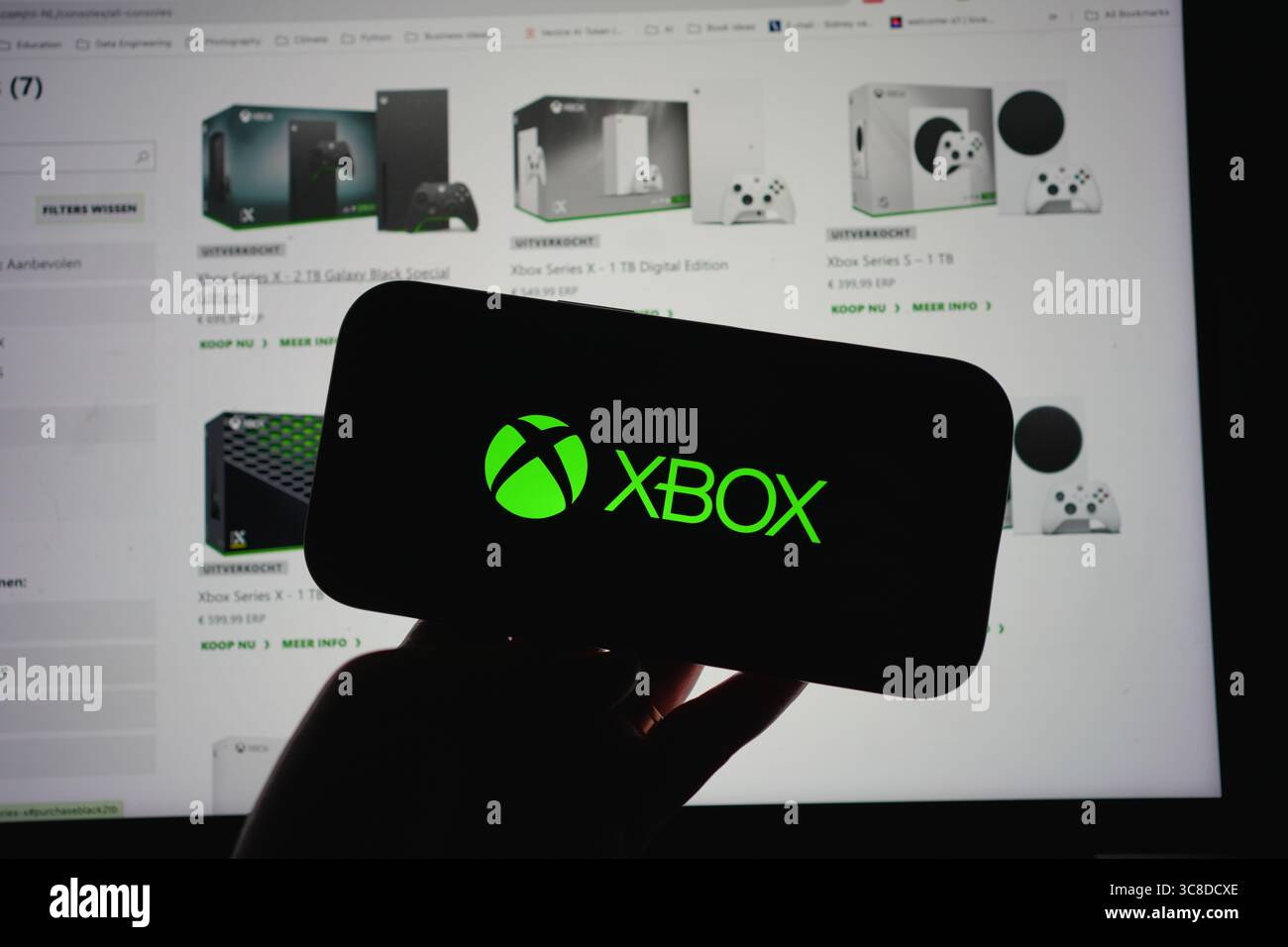 Roosendaal, Niederlande - 29. Juli 2025: Ein Mobiltelefon mit dem Firmenlogo von Xbox und der Website des Unternehmens im Hintergrund. Stockfoto