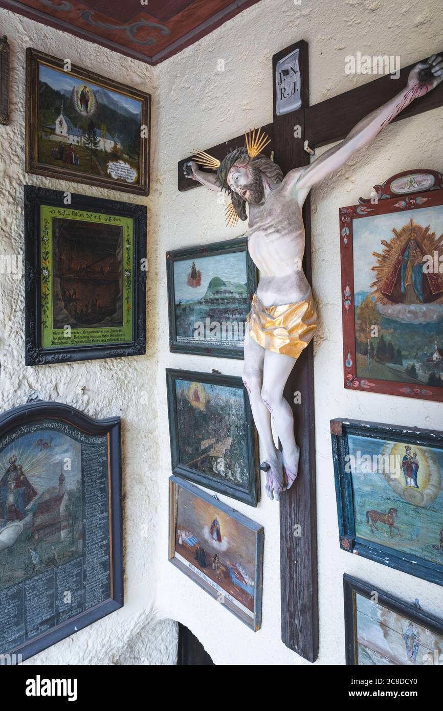 Jesusfigur am Kreuz und Votivtafeln in der Wallfahrtskirche Mariä Himmelfahrt in Birkenstein, Fischbachau, Bayern Stockfoto