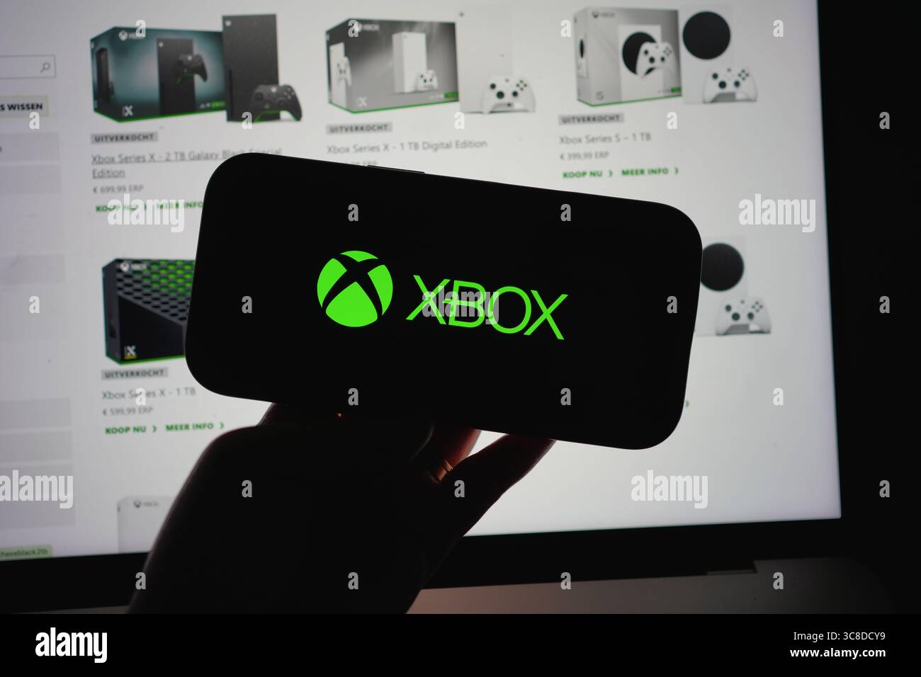 Roosendaal, Niederlande - 29. Juli 2025: Ein Mobiltelefon mit dem Firmenlogo von Xbox und der Website des Unternehmens im Hintergrund. Stockfoto