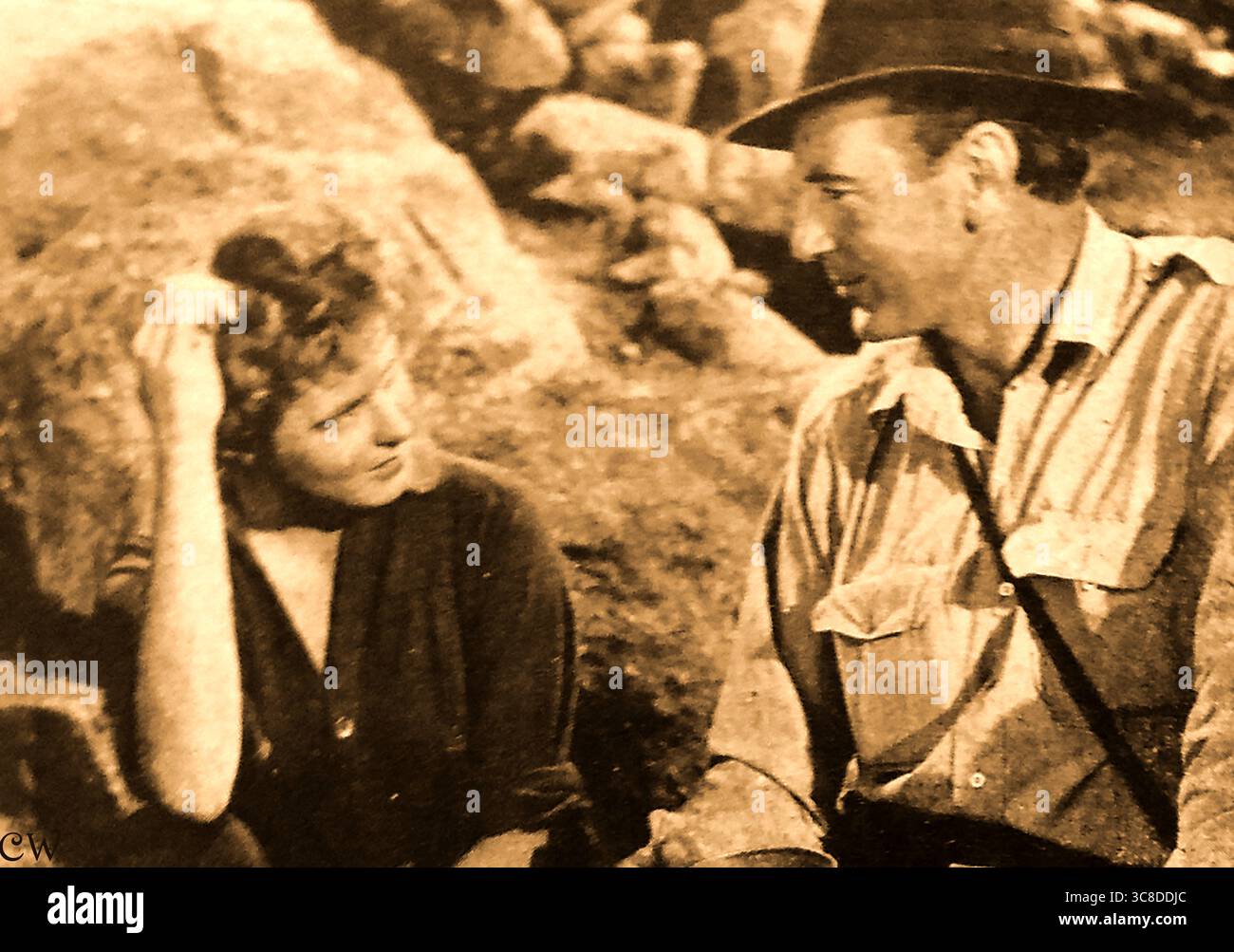 FILM - FILME - KINO - GESCHICHTE - Ingrid Bergmann (1915–1982) mit Gary Cooper (richtiger Name Frank James Cooper; 1901–1961), in dem DIE GLOCKE LÄUTET (1943). Der Film basiert auf dem Roman von Ernest Hemingway Stockfoto