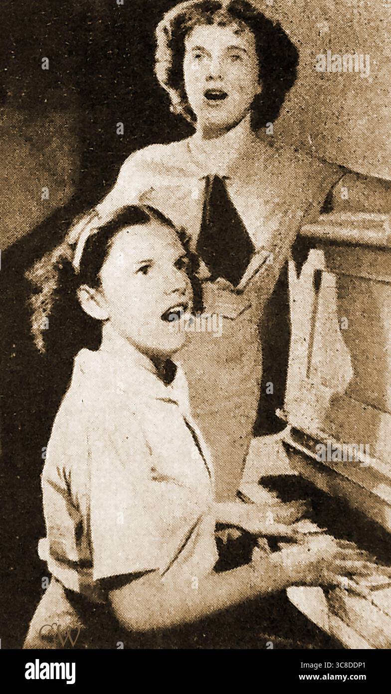 FILM - FILME - KINO - GESCHICHTE - Judy Garland (Realname Frances Ethel Gumm; 1922–1969) und Deanna Durbin (Realname Edna May Durbin 1921–2013), die gemeinsam in der Kurzform ONE SUNDAY AFTERNOON auftreten. Stockfoto