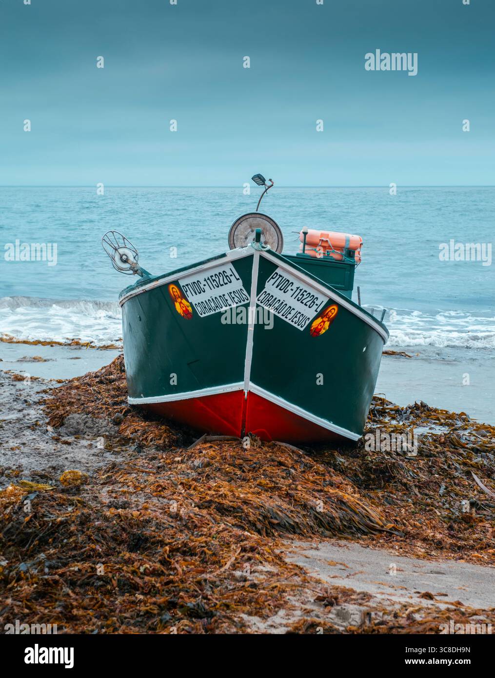 Traditionelles Portugiesisches Fischerboot Am Sandstrand Mit Algen. Minho Region, Atlantikküste, Küstenleben, Maritime Szene, Stockfoto