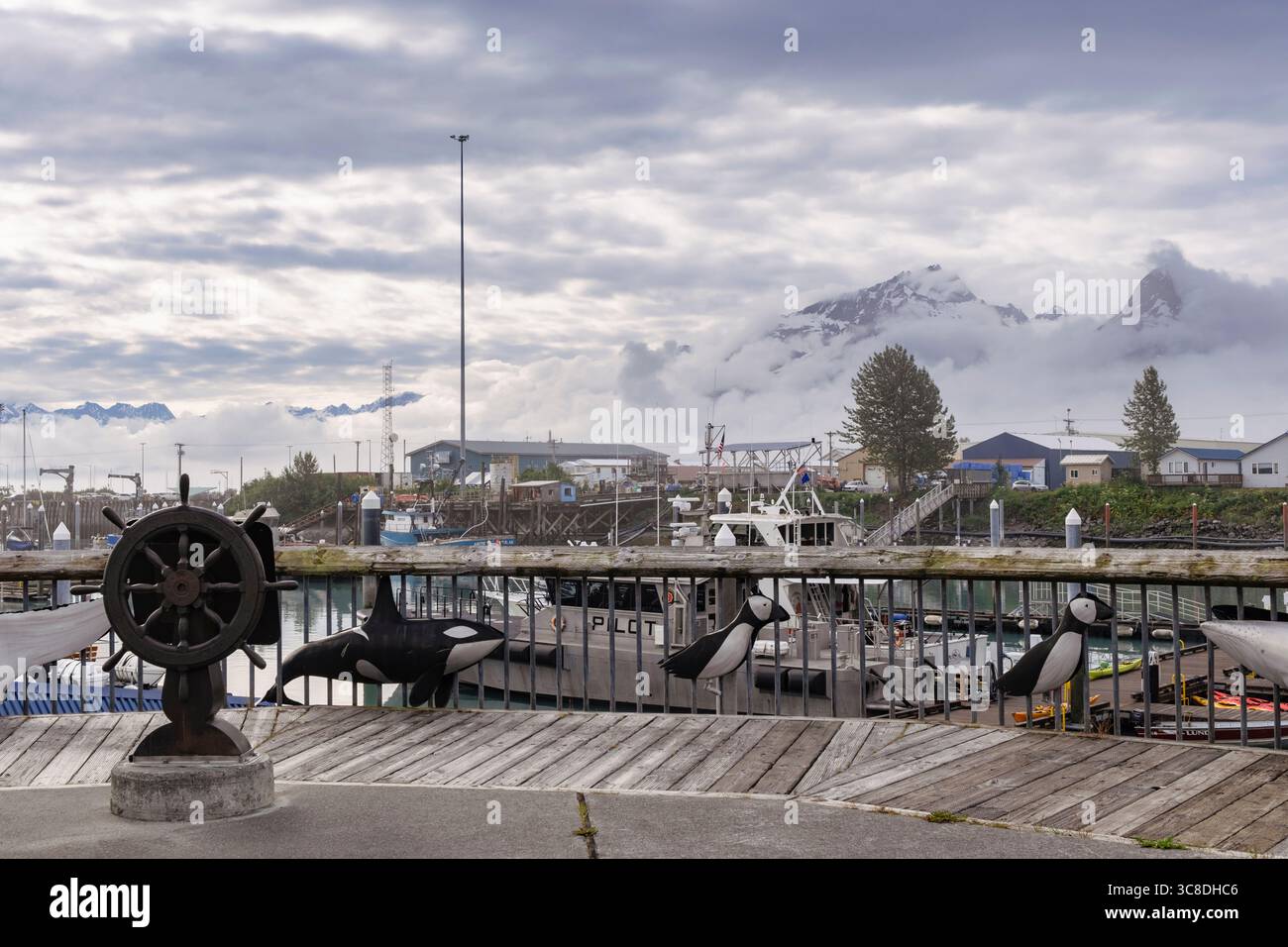 Der Hafen und die Aussicht auf die Berge an einem nebeligen Morgen an der Südküste Alaskas. Valdez, Alaska, USA Stockfoto