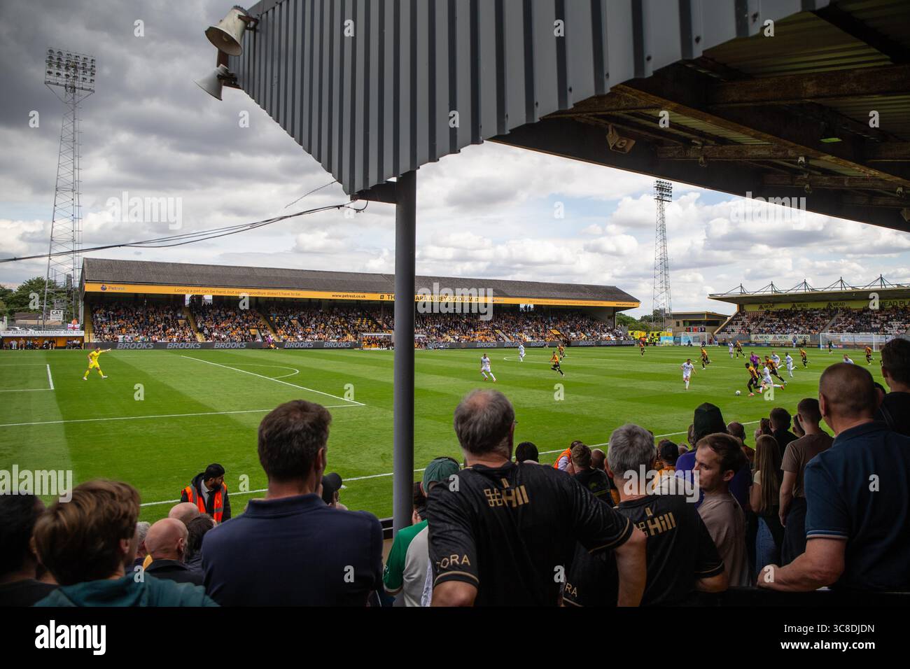 Allgemeine Ansicht des Fußballspiels im Cledara Abbey Stadium. Heimstadion des Cambridge United Football Club Stockfoto