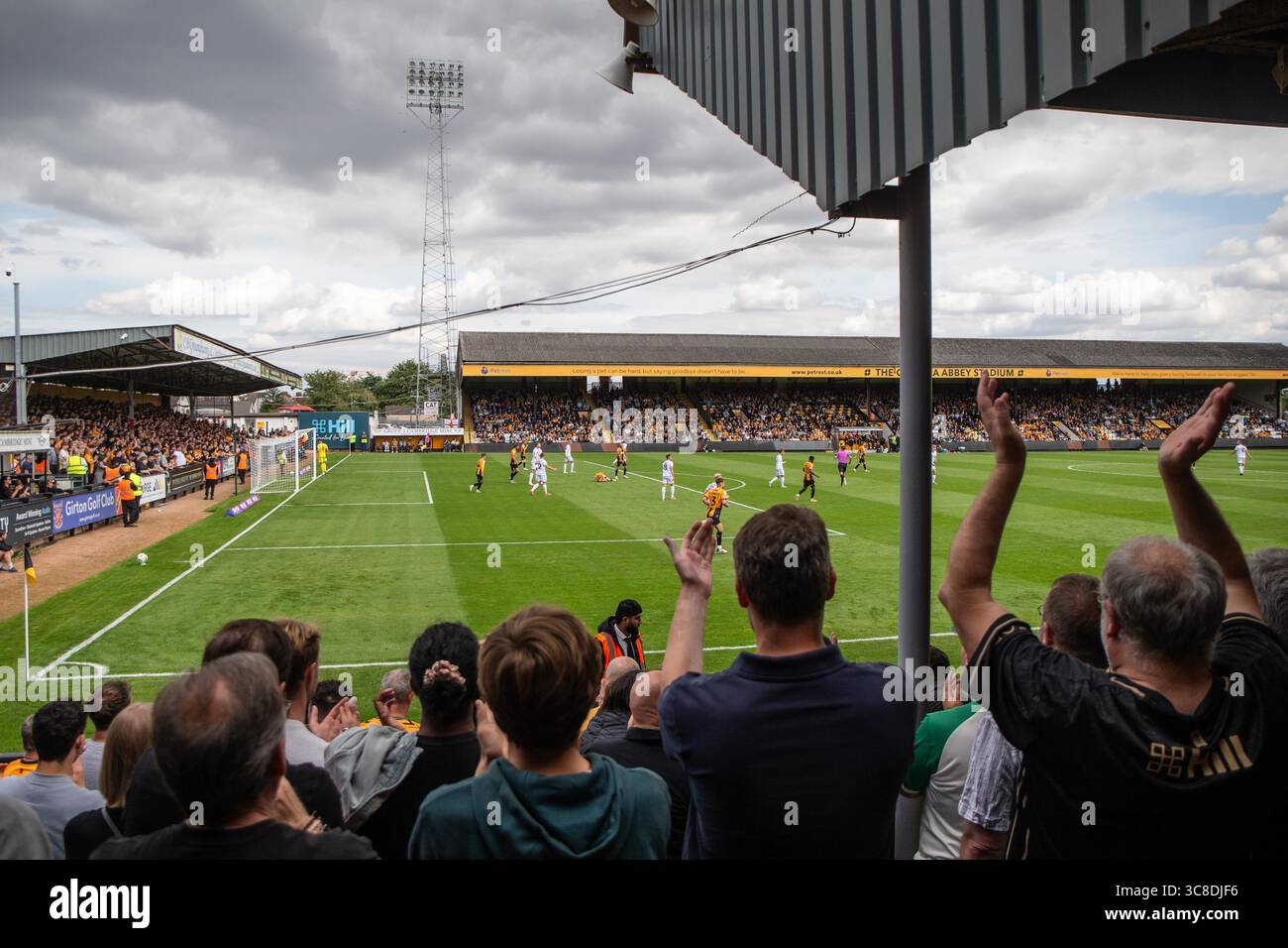 Allgemeine Ansicht des Fußballspiels im Cledara Abbey Stadium. Heimstadion des Cambridge United Football Club Stockfoto