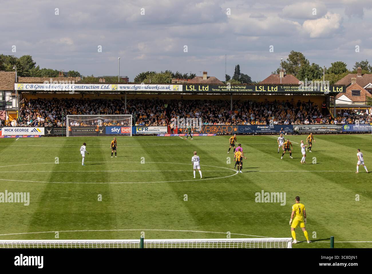 Allgemeine Ansicht des Fußballspiels im Cledara Abbey Stadium. Heimstadion des Cambridge United Football Club Stockfoto