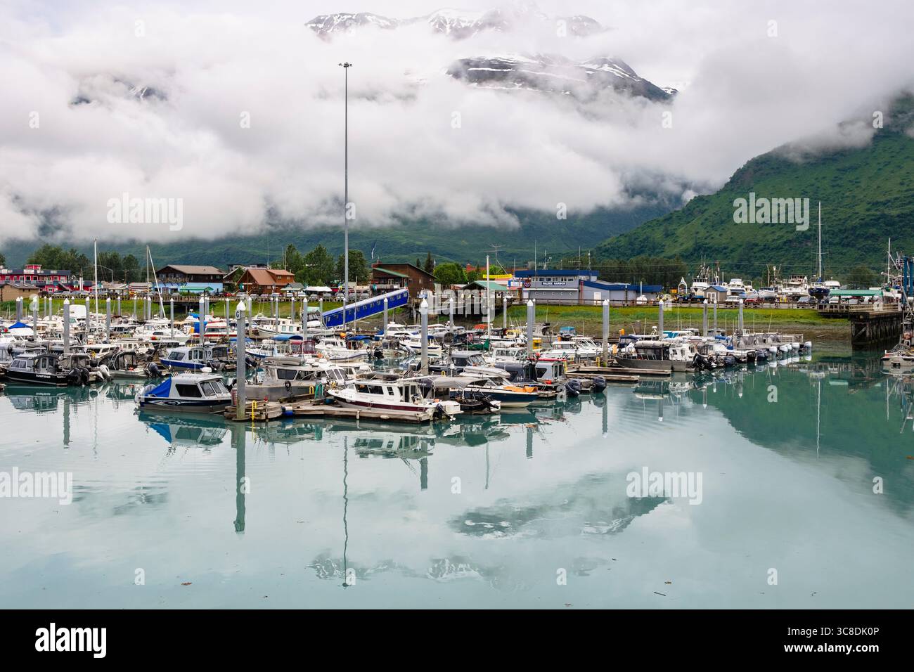 Boote liegen im Hafen und blicken auf die Berge an einem nebeligen Morgen an der Südküste. Valdez, Alaska, USA Stockfoto