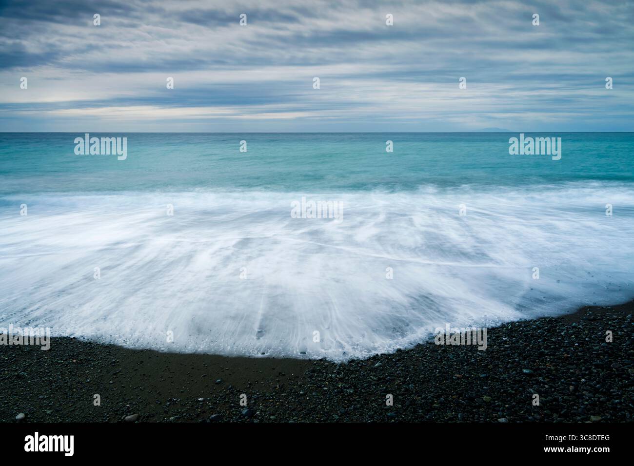 Langzeitaufnahme von Wellen am Strand, Präfektur Kanagawa, Japan Stockfoto